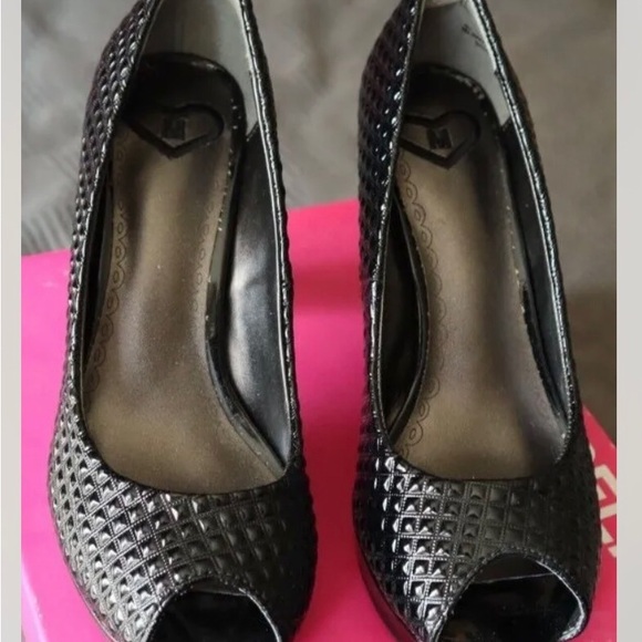 Madeline Gabean Heels Size 6.5M NWOT - Picture 1 of 5